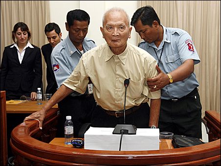 Nuon Chea trong một phiên xét xử tội ác diệt chủng.jpg