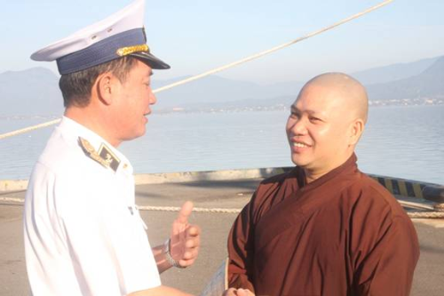 Chuẩn đô đốc Trần Đình Xuyên – Phó Tư lệnh Quân chủng Hải quân – tạm biệt Đại đức Thích Giác Nghĩa sẽ khởi hành chuyến tàu sau