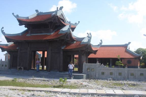 Chùa Song Tử Tây – ngôi chùa lớn và đẹp nhất trong số 3 ngôi chùa ở quần đảo Trường Sa hiện tại, do Giáo hội Phật giáo Khánh Hòa xây dựng với thiện tâm của Phật tử khắp nơi trong cả nước.