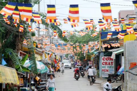 Các tuyến phố cờ Phật giáo được treo một cách trang trọng