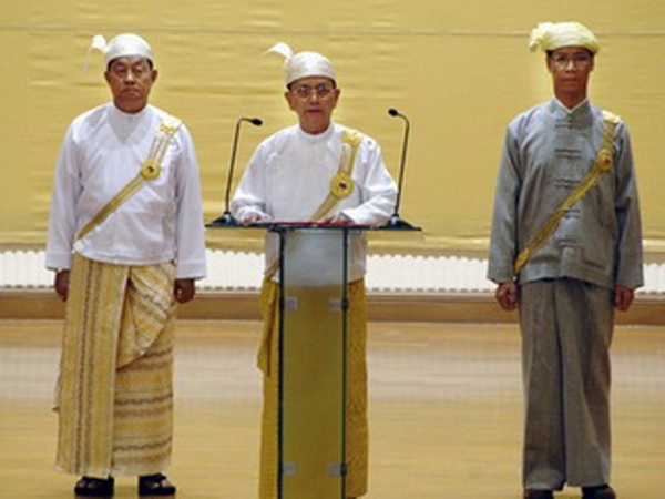 ổng thống Myanmar Thein Sein (giữa) cùng các Phó tổng thống Tin Aung Myint Oo (trái) và Sai Mauk Kham - Ảnh: Reuters