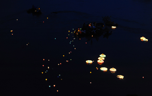 Thả hoa đăng trong đêm xuống sông Sêrêpôk tưởng nhớ người đã khuất.