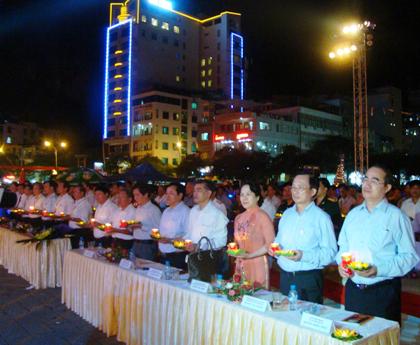 Phó thủ tướng Nguyễn Thiện Nhân cùng thả đèn hoa đăng.