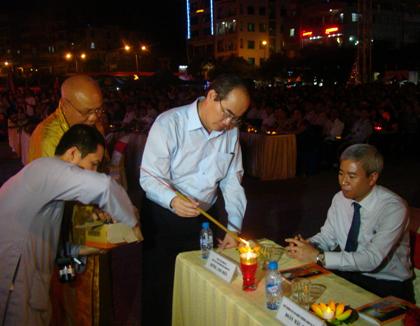 Phó thủ tướng Nguyễn Thiện Nhân cùng thả đèn hoa đăng.