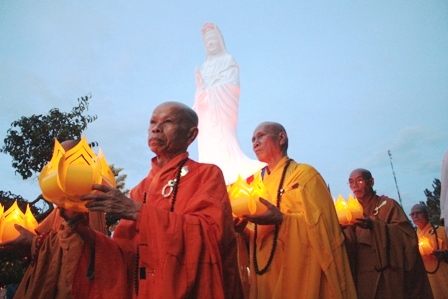Dòng người lạy phật Quán Thế Âm kéo dài từ chân đến đỉnh tượng Phật Bà