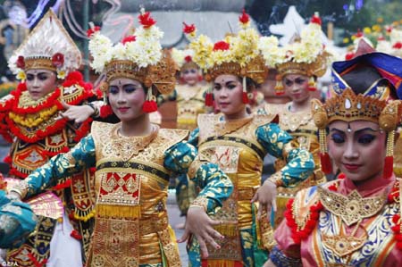 Các vũ công trên đảo Bali, Indonesia múa mừng năm mới