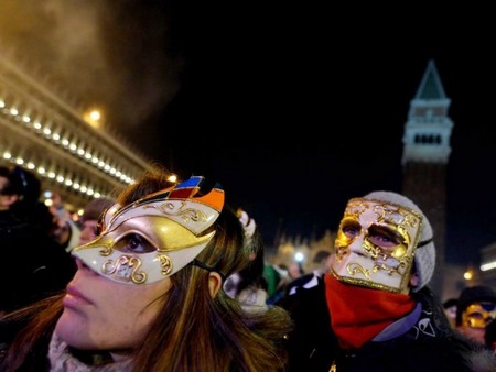 Nhiều người đeo mặt nạ như lễ hội hóa trang để đón năm mới ở Venice, Italia