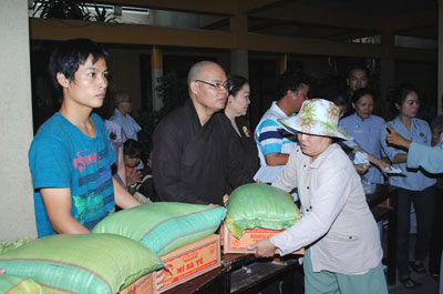 Tổ đình Vĩnh Nghiêm tặng 1.200 phần quà cho hộ nghèo 