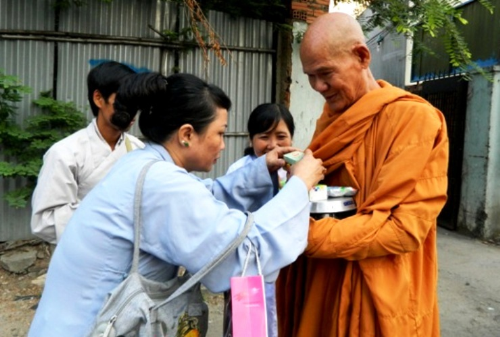 Những người thường xuyên giúp đỡ, ủng hộ Phật pháp đều được xem l� Hộ pháp