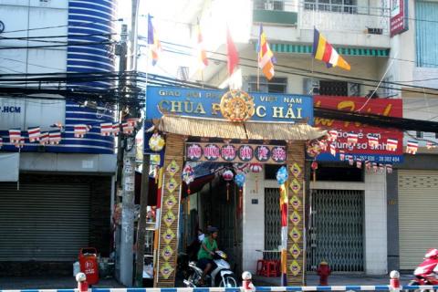Cổng chào mừng lễ Phật đản tại chùa Phước Hải trên đường 3 tháng 2 (quận 10)