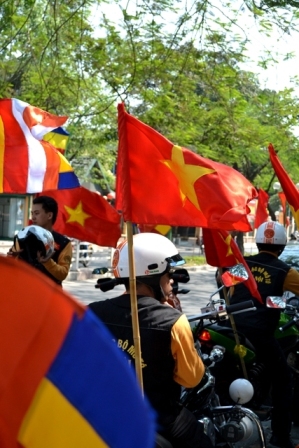 Cờ Tổ quốc và cờ Phật giáo tung bay biểu trưng cho sự hòa quyện của đạo Pháp và Dân tộc.JPG