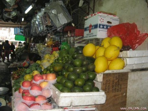Nhiều loại trái cây đẹp mắt nhưng không rõ nguồn gốc bày bán tràn ngập các chợ