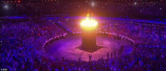 VQ5 Hình ảnh lễ khai mạc Olympic 2012 hoành tráng