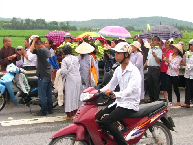 Trên quốc lộ 1A, đoạn đi qua huyện Tiên Du, hàng trăm Phật tử địa phương đã giăng kín hai bên đường để đồng hành cùng vị sư này.