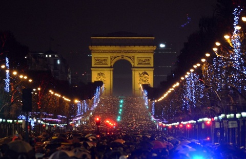 Người Pháp nườm nượp đổ về đại lộ Champs Elysees ở thủ đô Paris để đón năm mới.