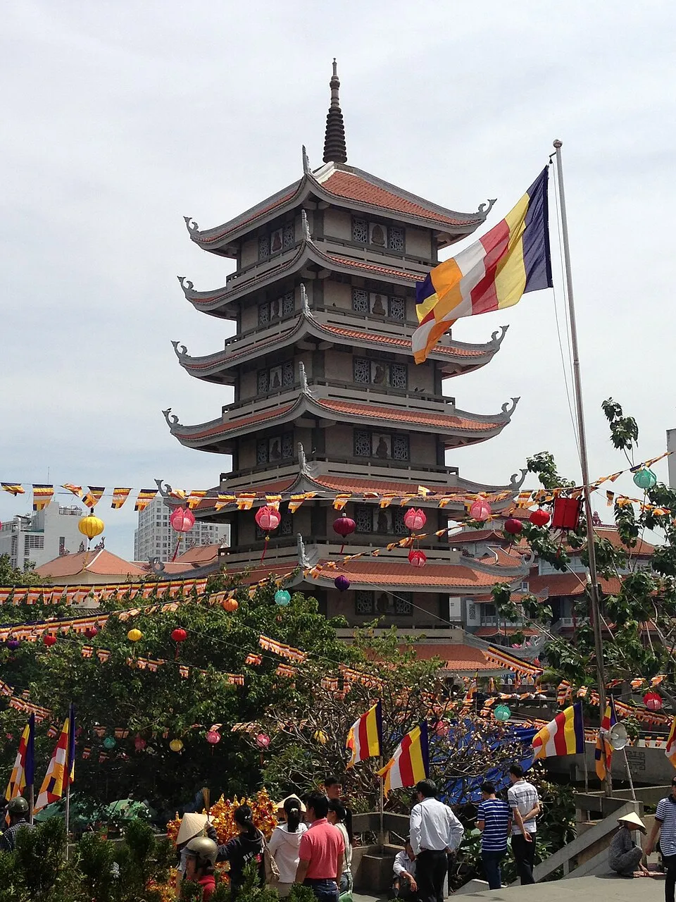 Hình minh họa: Lưu ý quan trọng về chi phí, không gian và tâm linh khi gửi tro cốt