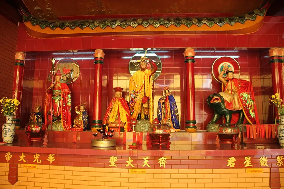 Hình minh họa: Trải nghiệm du lịch tâm linh ý nghĩa tại TP.HCM: Lễ hội, cầu an và văn hóa ứng xử