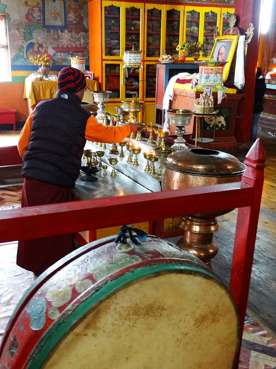 Hình minh họa: Trang phục và thái độ khi dâng hương